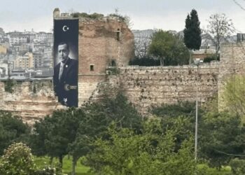 Erdoğan’ın tarihi surlara asılan pankartı kaldırıldı