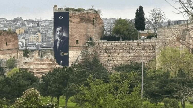 Erdoğan’ın tarihi surlara asılan pankartı kaldırıldı