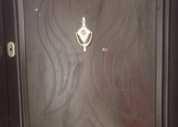 Tabancayla ateş edip, kapının arkasındaki komşusunu öldürdü