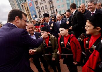 İmamoğlu: Devletin her kademesinden katılımın olduğu bir bayram diliyorum