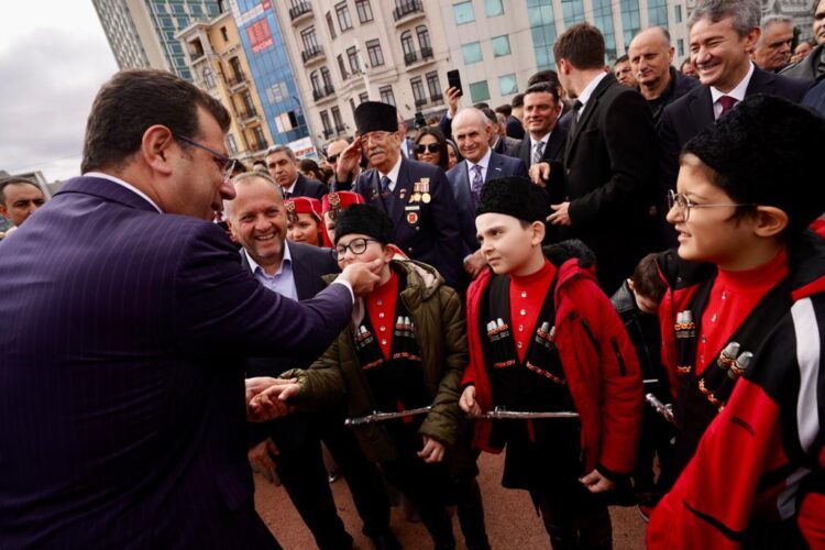 İmamoğlu: Devletin her kademesinden katılımın olduğu bir bayram diliyorum