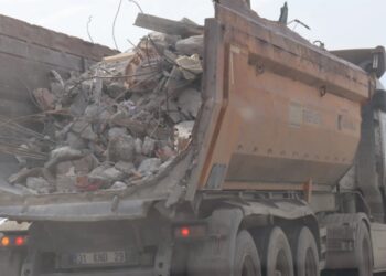 Enkazdan çıkarılan molozlar akarsulara dökülüyor