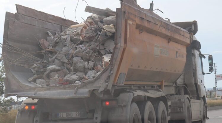 Enkazdan çıkarılan molozlar akarsulara dökülüyor