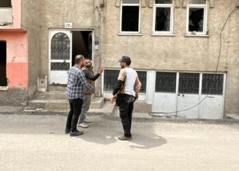 Depremde ağır hasar alan binaya girip pencereden düştü