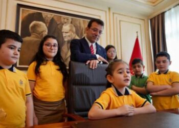 İmamoğlu, makamını çocuklara devretti