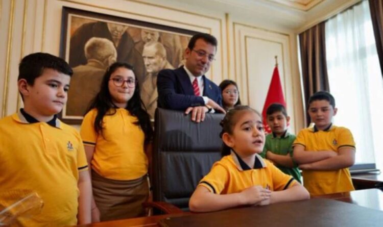 İmamoğlu, makamını çocuklara devretti