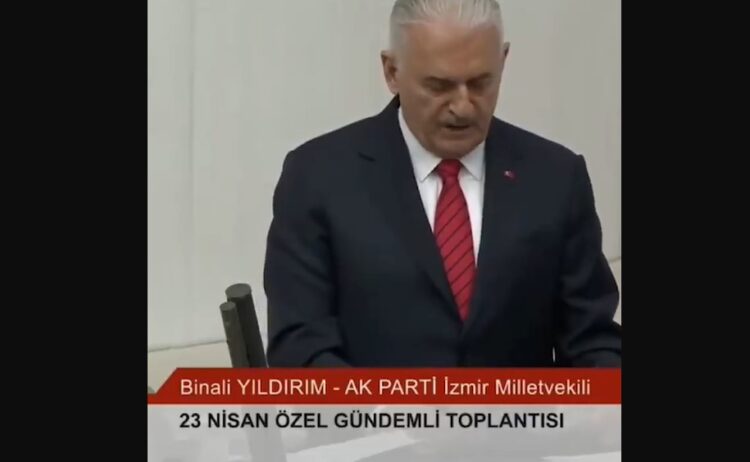 Binali Yıldırım İstiklal Marşı’nı kağıda bakarak yanlış okudu