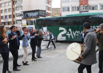 5 kente otobüs seferi başladı, halaylarla karşıladılar