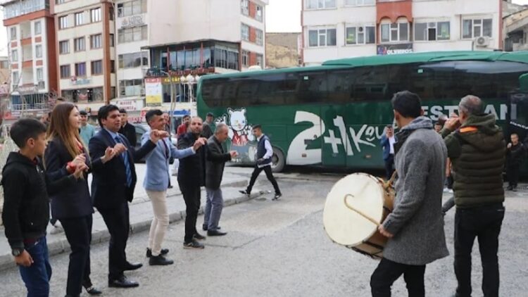 5 kente otobüs seferi başladı, halaylarla karşıladılar