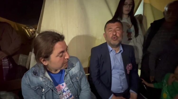 Vali elektrik olmayan çadıra priz dağıttı