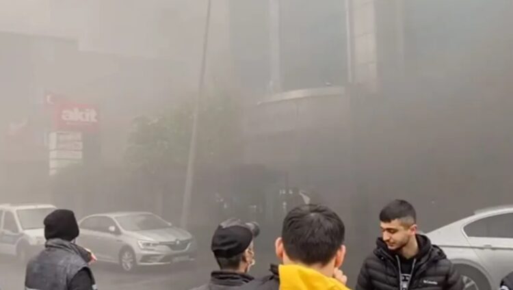 Akit gazetesinde yangın! Çalışanlar tahliye edildi!