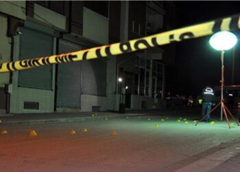 İki genç başlarından vurulmuş halde bulundu