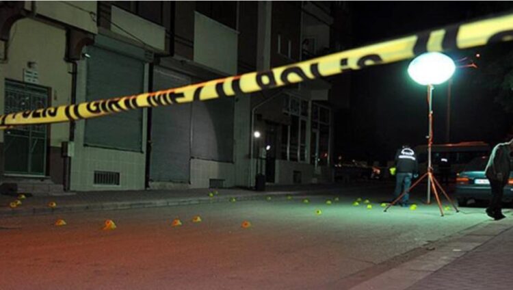 İki genç başlarından vurulmuş halde bulundu