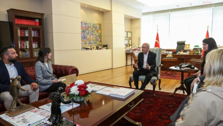 Kılıçdaroğlu, katledilen dört kadının aileleri ile bir araya geldi