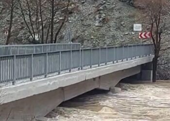 Munzur Çayı taştı; ulaşım durdu