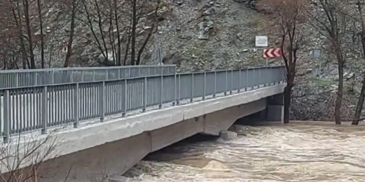 Munzur Çayı taştı; ulaşım durdu