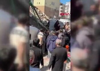 İstanbul’da boş bina araçların üzerine çöktü