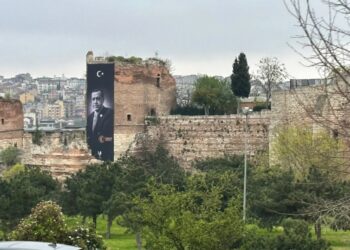 Kaftancıoğlu’ndan tarihi surlara asılan Erdoğan posterlerine tepki