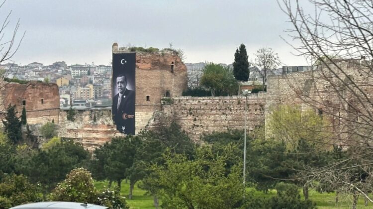 Kaftancıoğlu’ndan tarihi surlara asılan Erdoğan posterlerine tepki