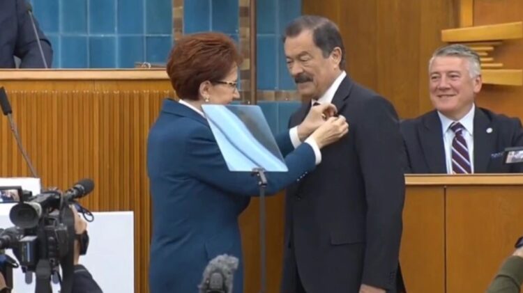 Eski bakan, İYİ Parti’ye katıldı