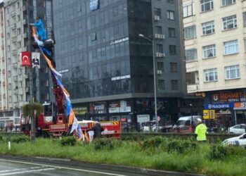 Erdoğan’ın Rize mitingi öncesi CHP’nin afişleri söküldü