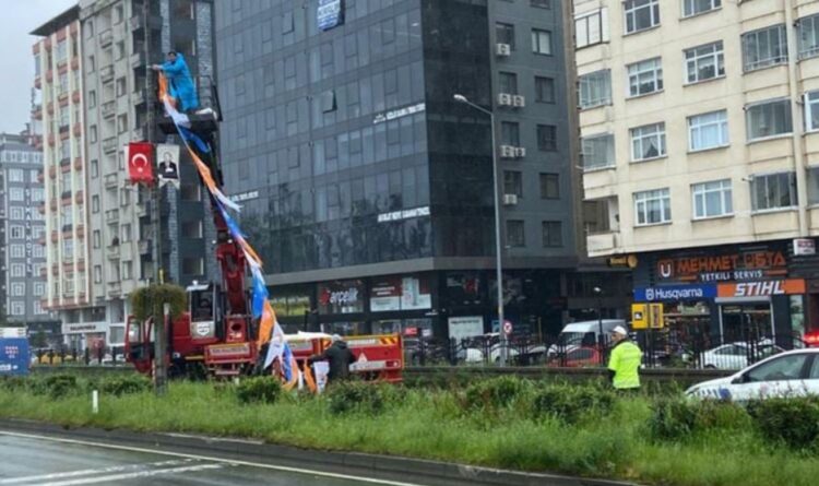 Erdoğan’ın Rize mitingi öncesi CHP’nin afişleri söküldü