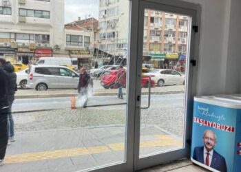 İzmir’de CHP’nin seçim bürosuna taşlı saldırı!