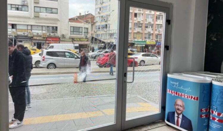 İzmir’de CHP’nin seçim bürosuna taşlı saldırı!