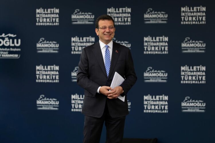 İmamoğlu: Bir iktidar 21 yıl yönetip hala vaatte bulunuyorsa onu silin kafanızdan