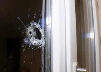 Evinde film izliyordu, kolundan yaralandı