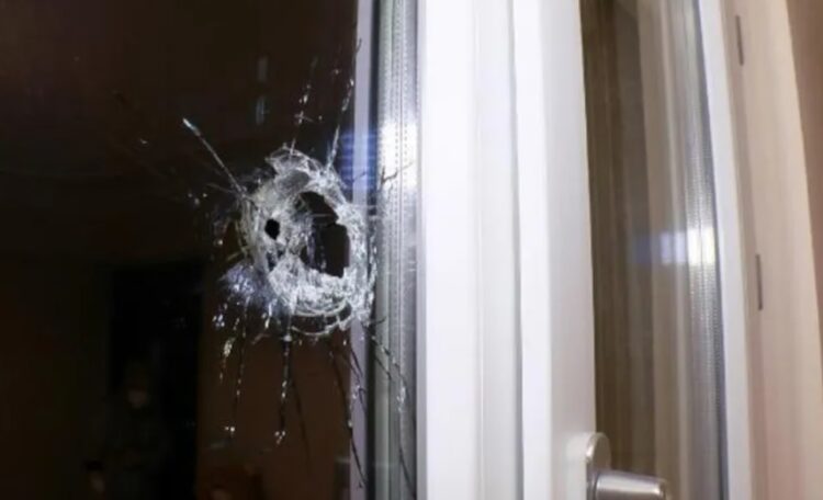 Evinde film izliyordu, kolundan yaralandı