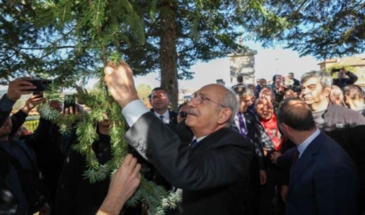 Kılıçdaroğlu marteniçkasını ağaca bağladı
