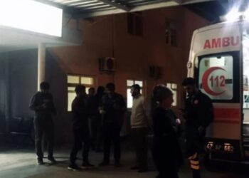 Seçim görevlilerini taşıyan minibüs devrildi