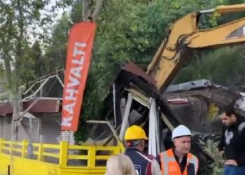 İmamoğlu duyurdu: Bir kaçak kafe daha yıkıldı