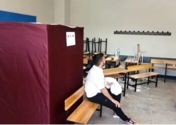 Oy kullanılan sınıfta tavan çöktü