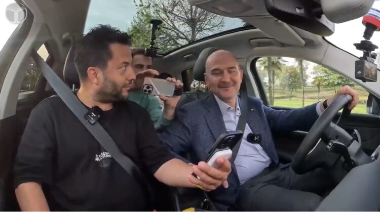 Soylu telefonundaki uygulamayı anlattı; fotoğrafını çektiği kişinin bilgileri açıldı