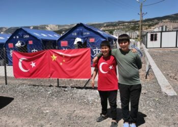 Çinli gönüllüler depremzedelere destek olmaya devam ediyor