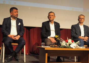 Özgür Özel’den liste yanıtı: “Sizin listenizde kimler kimlerle beraber”