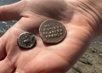 İznik gölü çekildi, tarihi sikkeler su yüzeyine çıktı