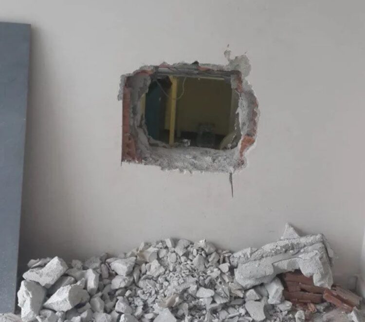 Banka soymak için duvarı deldi