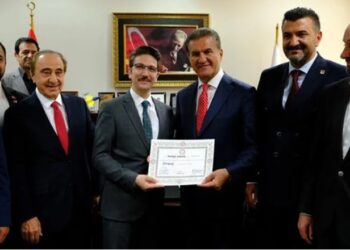 Sarıgül ’32 yıl sonra’ diyerek paylaştı, mazbatasını aldı
