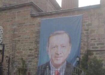 Camiye Erdoğan posteri asıldı