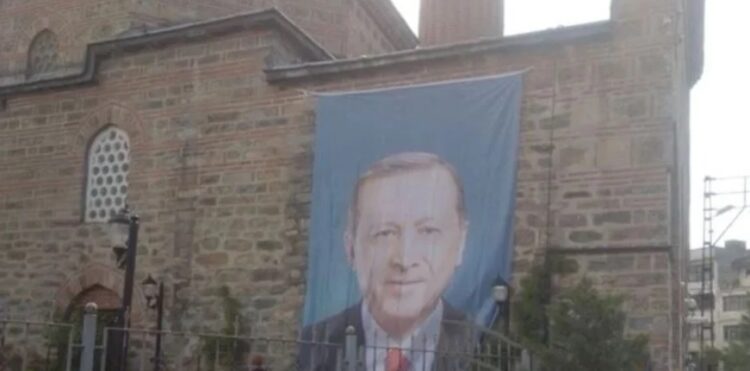 Camiye Erdoğan posteri asıldı