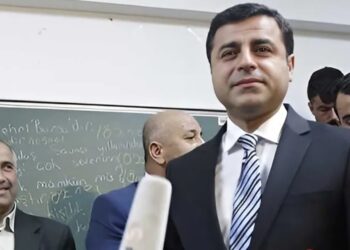 Demirtaş fotoğraf paylaştı: ‘Oy verme hakkınızı kullanın lütfen’