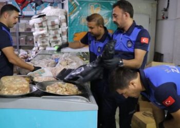 Bozuk etleri çamaşır suyu ile yıkayıp müşterilere yedirdiler