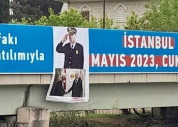 İstanbul’da üst geçitte Gaffar Okkan’lı afişle protesto