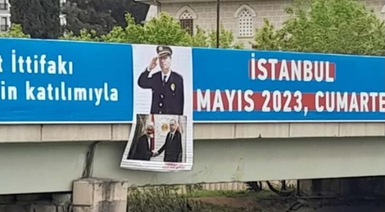 İstanbul’da üst geçitte Gaffar Okkan’lı afişle protesto