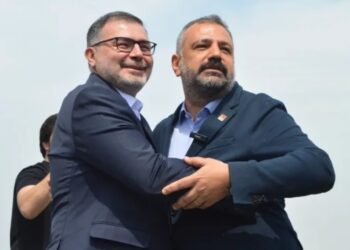 Kahvehaneye saldırı sonrası CHP ve AKP’li başkanlar sarılarak poz verdi