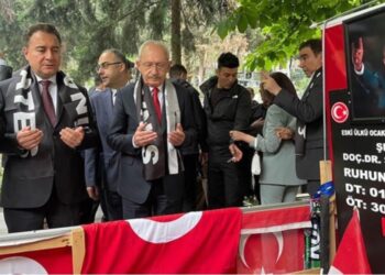 Kılıçdaroğlu ve Babacan, Sinan Ateş’in mezarını ziyaret etti