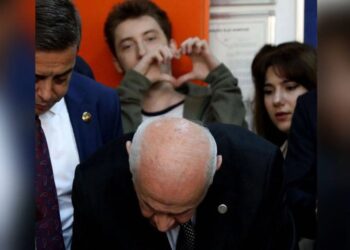 Bahçeli oyu için imza atarken çekilen kare gündem oldu